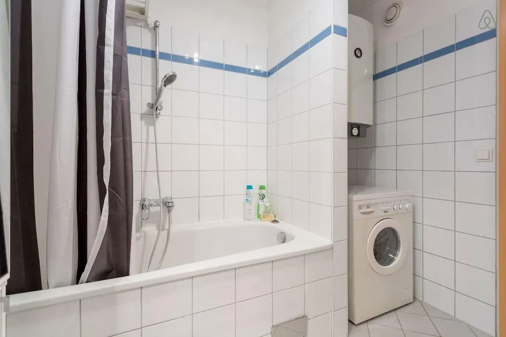 Relaxing Terrace Apartment In Lively Area Wien